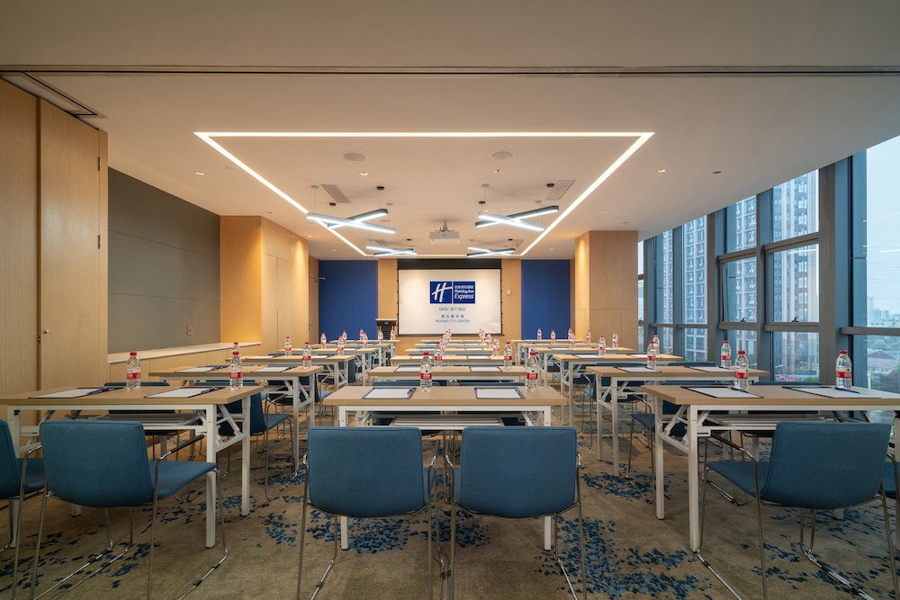 holiday inn express huaibei city center an ihg hotel
