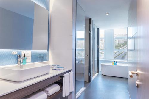 holiday inn express urumqi station an ihg hotel