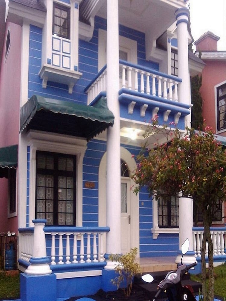 villa kota bunga peony