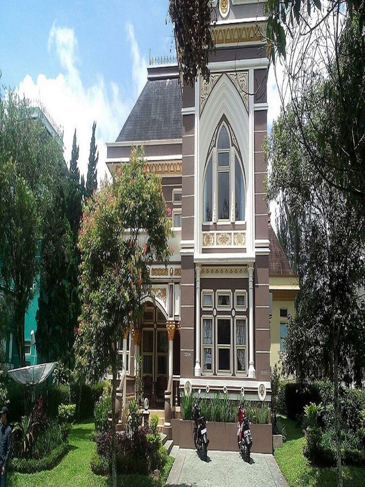 villa kota bunga peony