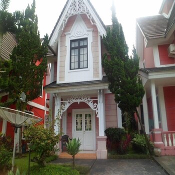 villa kota bunga peony
