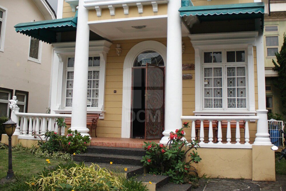villa kota bunga peony