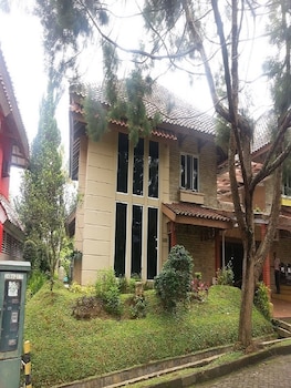 villa kota bunga protea