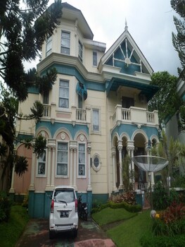 villa kota bunga protea