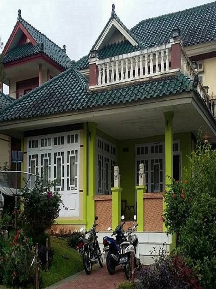 villa kota bunga protea