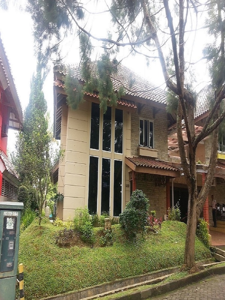 villa kota bunga protea