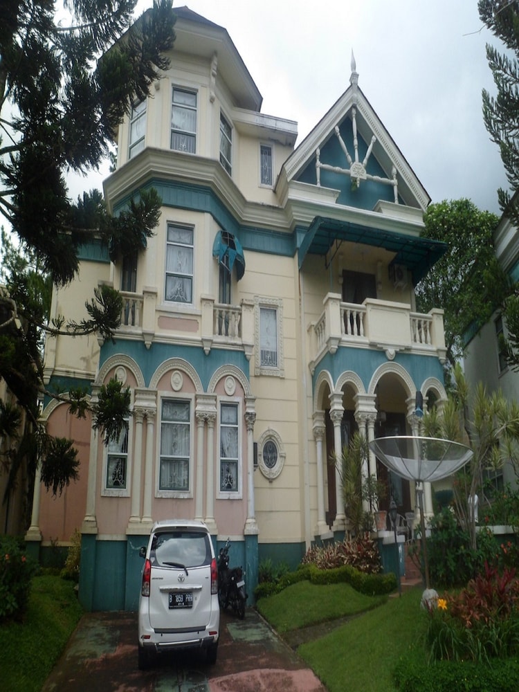 villa kota bunga protea