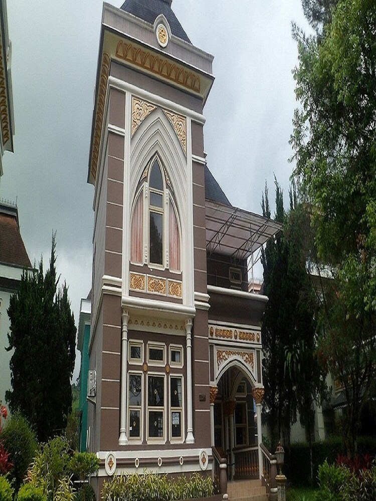 villa kota bunga protea