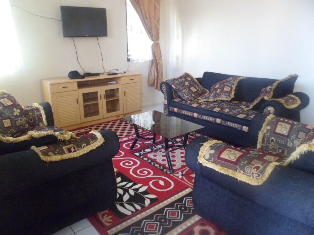 villa kota bunga protea