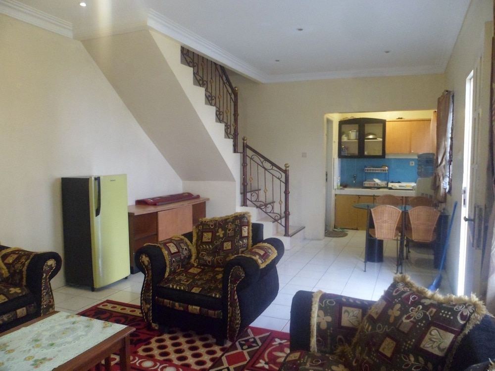 villa kota bunga protea