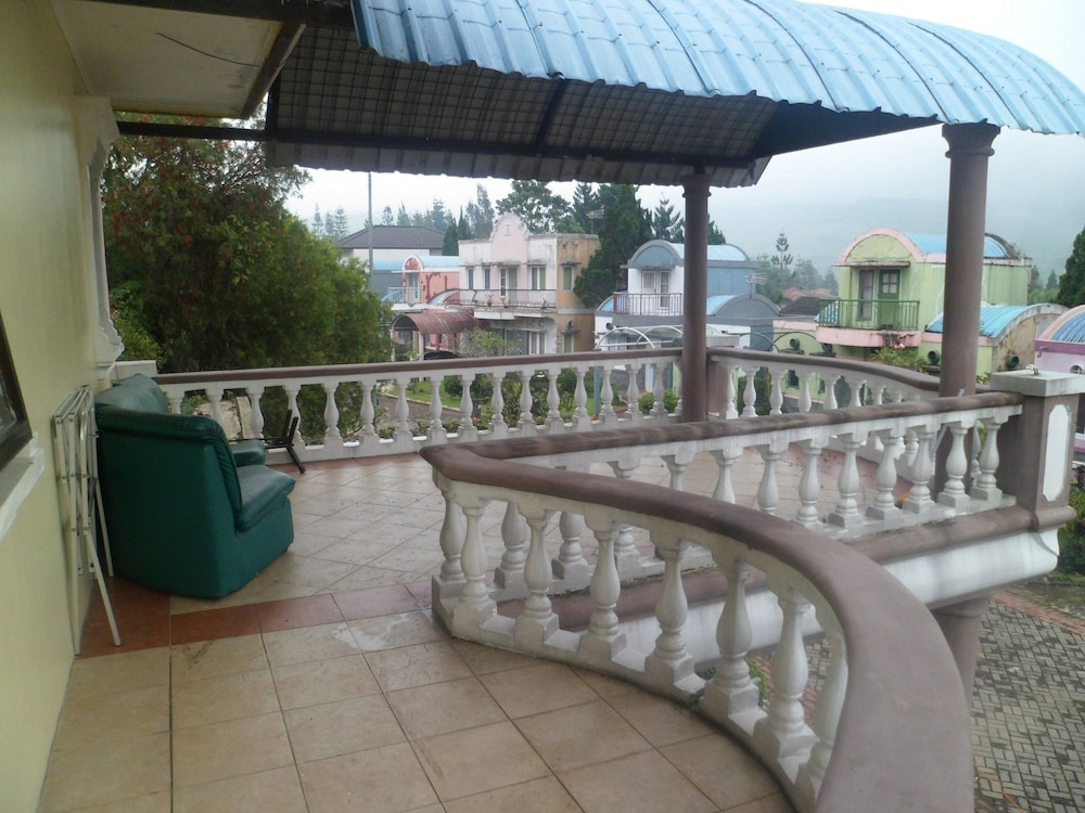 villa kota bunga protea