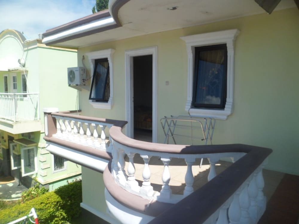 villa kota bunga protea