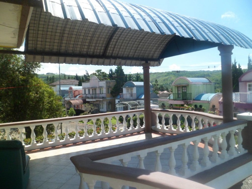 villa kota bunga protea