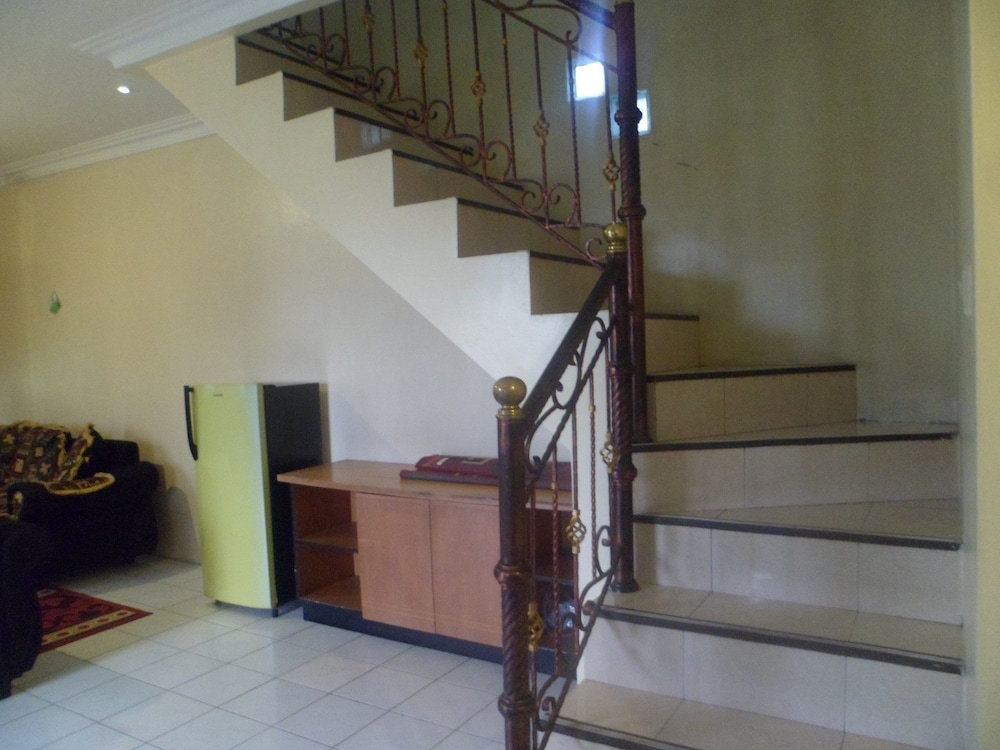 villa kota bunga protea