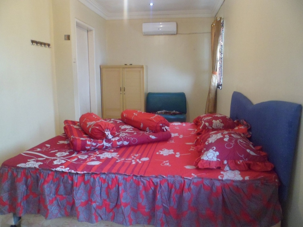 villa kota bunga protea