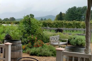 The Farmhouse At Veritas,72 Saddleback Farm Afton Virginia 22920,4 star