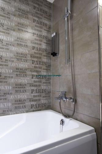 kiwi share hotel zhongli station branch hostel