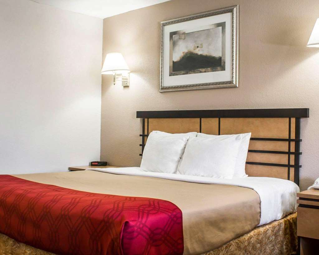 econo lodge inn and suites colonie center mall