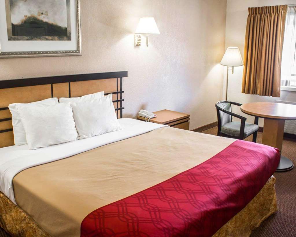 econo lodge inn and suites colonie center mall