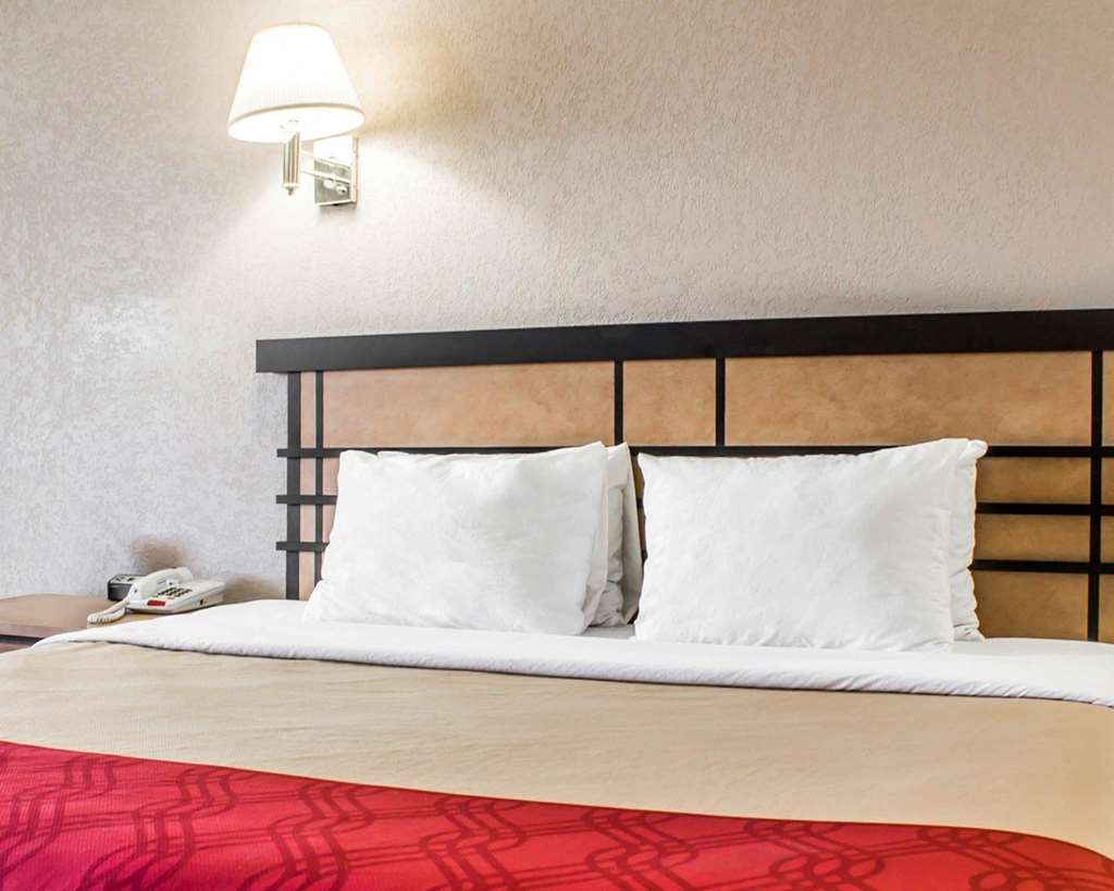 econo lodge inn and suites colonie center mall