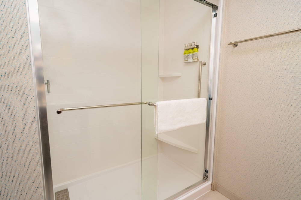 hol inn exp and suites las vegas e tropicana