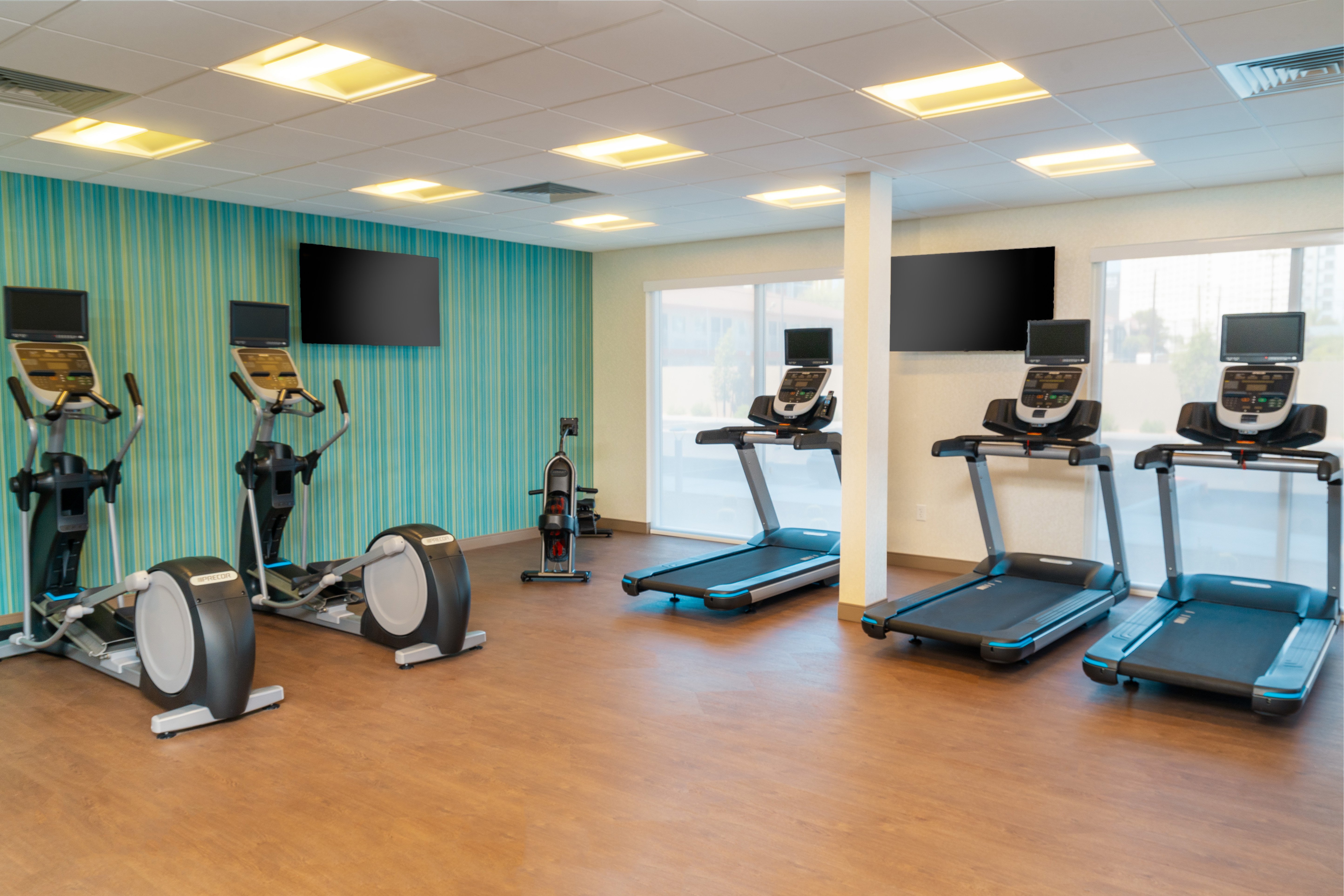 hol inn exp and suites las vegas e tropicana
