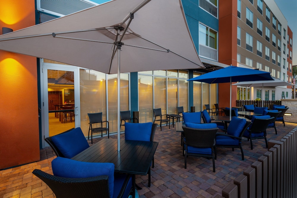 hol inn exp and suites las vegas e tropicana