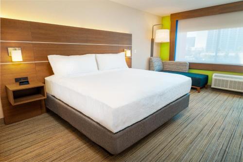 hol inn exp and suites las vegas e tropicana