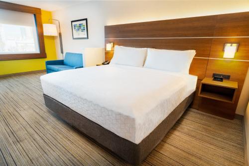 hol inn exp and suites las vegas e tropicana
