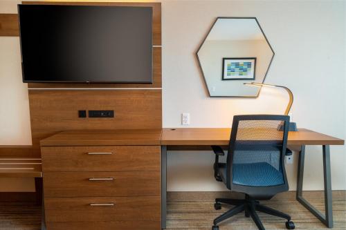 hol inn exp and suites las vegas e tropicana