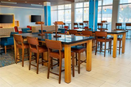 hol inn exp and suites las vegas e tropicana