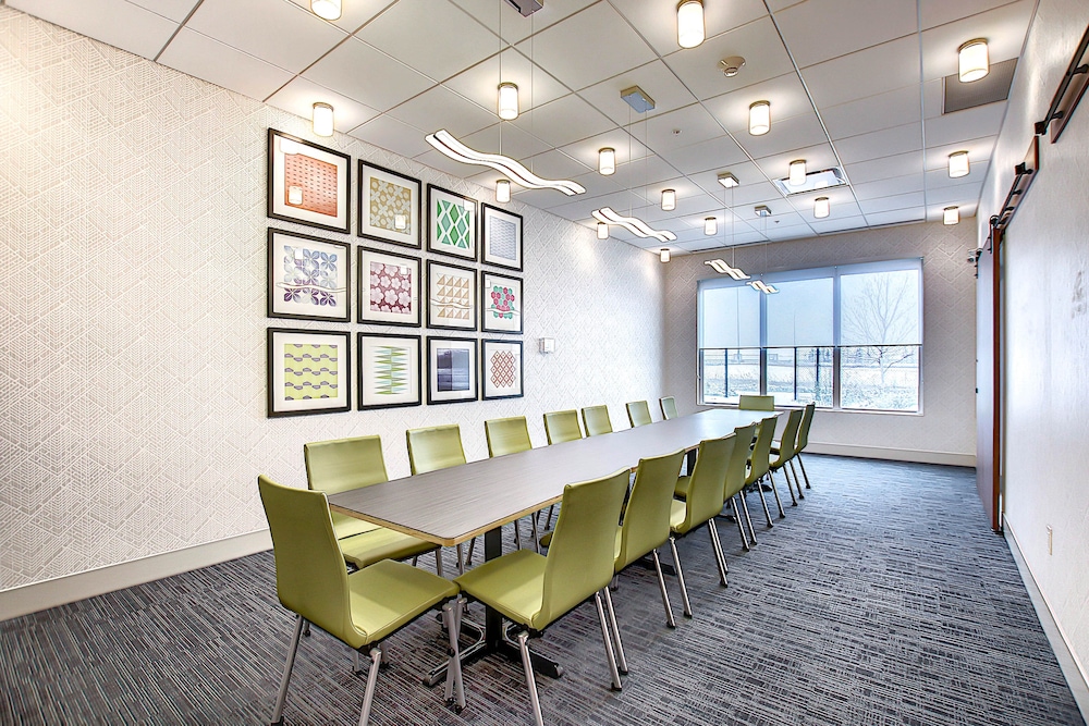 holiday inn express and suites calgary airport trail