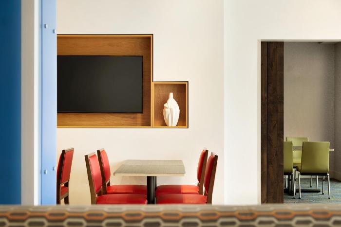holiday inn express and suites calgary airport trail
