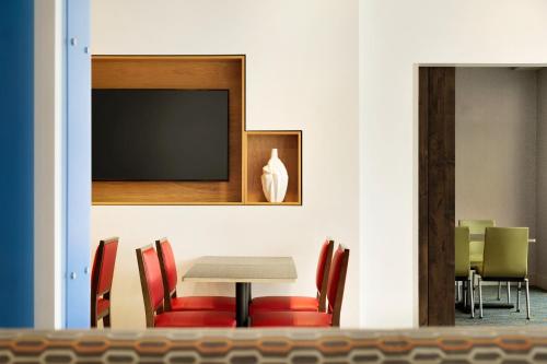 holiday inn express and suites calgary airport trail