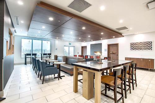 holiday inn express and suites calgary airport trail