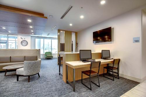 holiday inn express and suites calgary airport trail