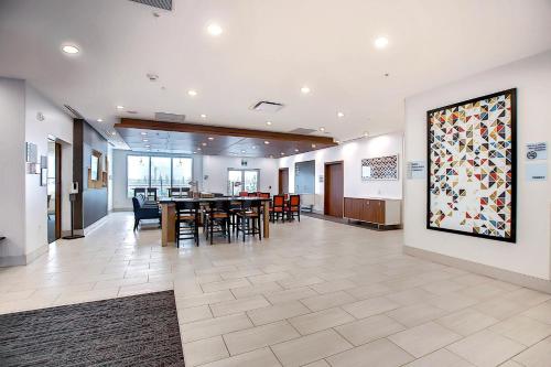 holiday inn express and suites calgary airport trail