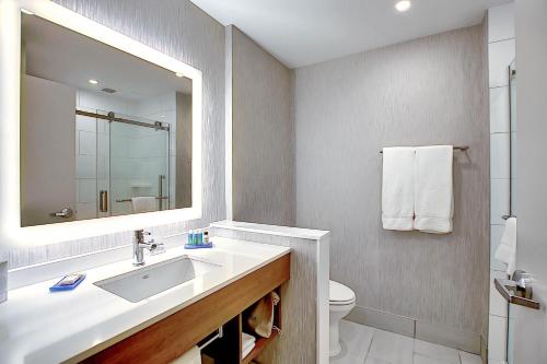 holiday inn express and suites calgary airport trail