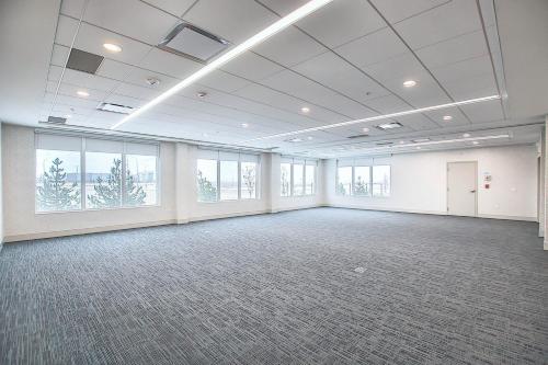 holiday inn express and suites calgary airport trail