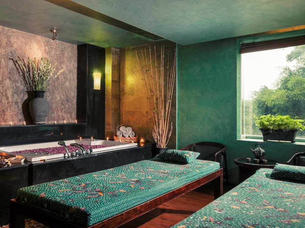 mercure surabaya grand miram