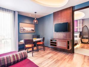 mercure surabaya grand miram