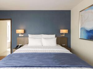 novotel suites manila at acqua