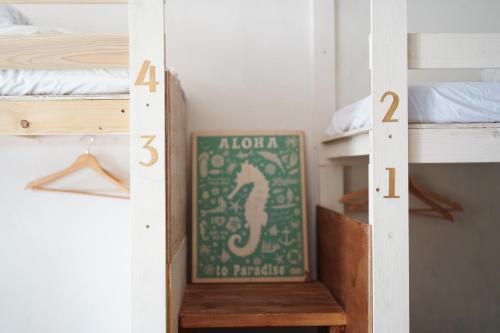 ini kobe hostel and cafe bar