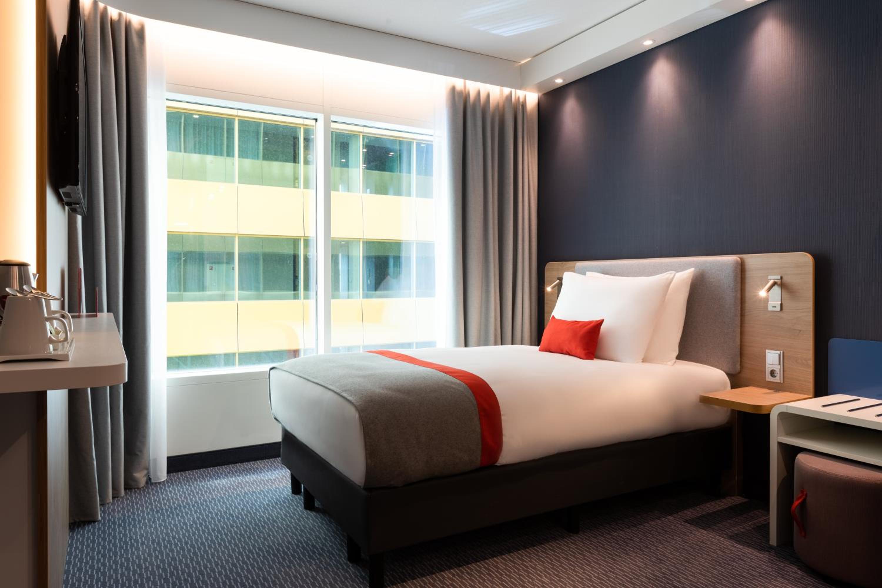 holiday inn express amsterdam north riverside an ihg hotel