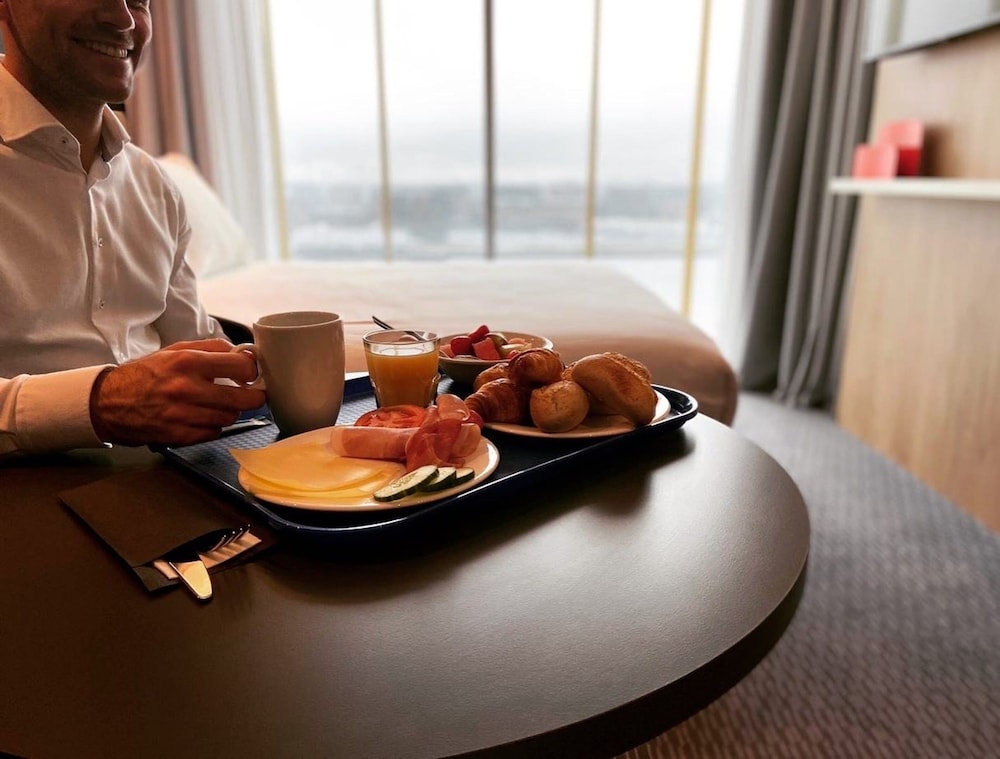 holiday inn express amsterdam north riverside an ihg hotel
