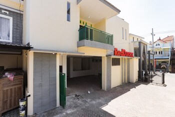 reddoorz near plaza araya 2
