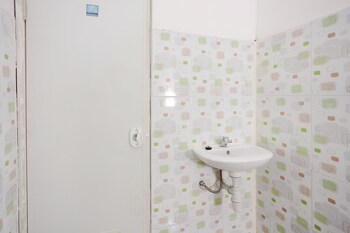 reddoorz near plaza araya 2