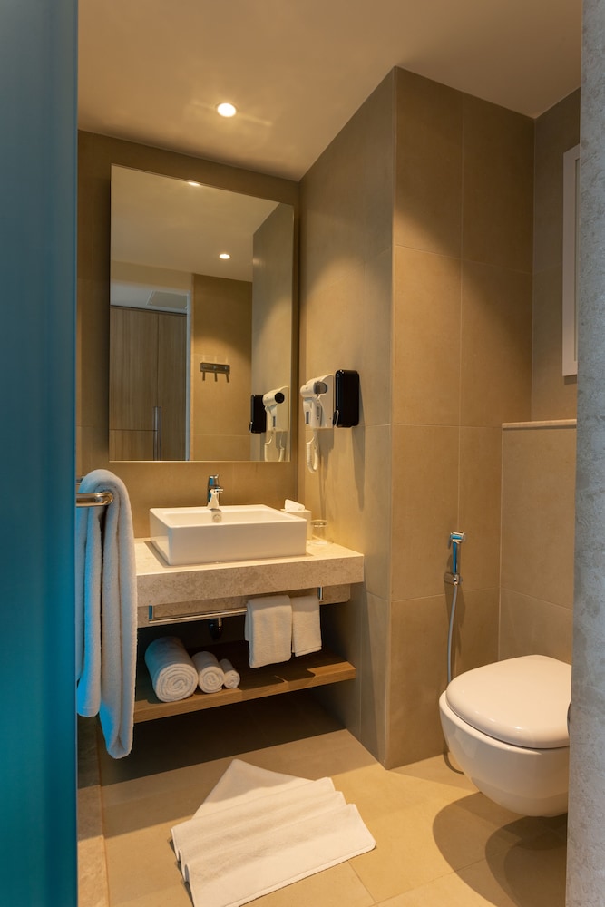 holiday inn express and suites bengaluru old madras road