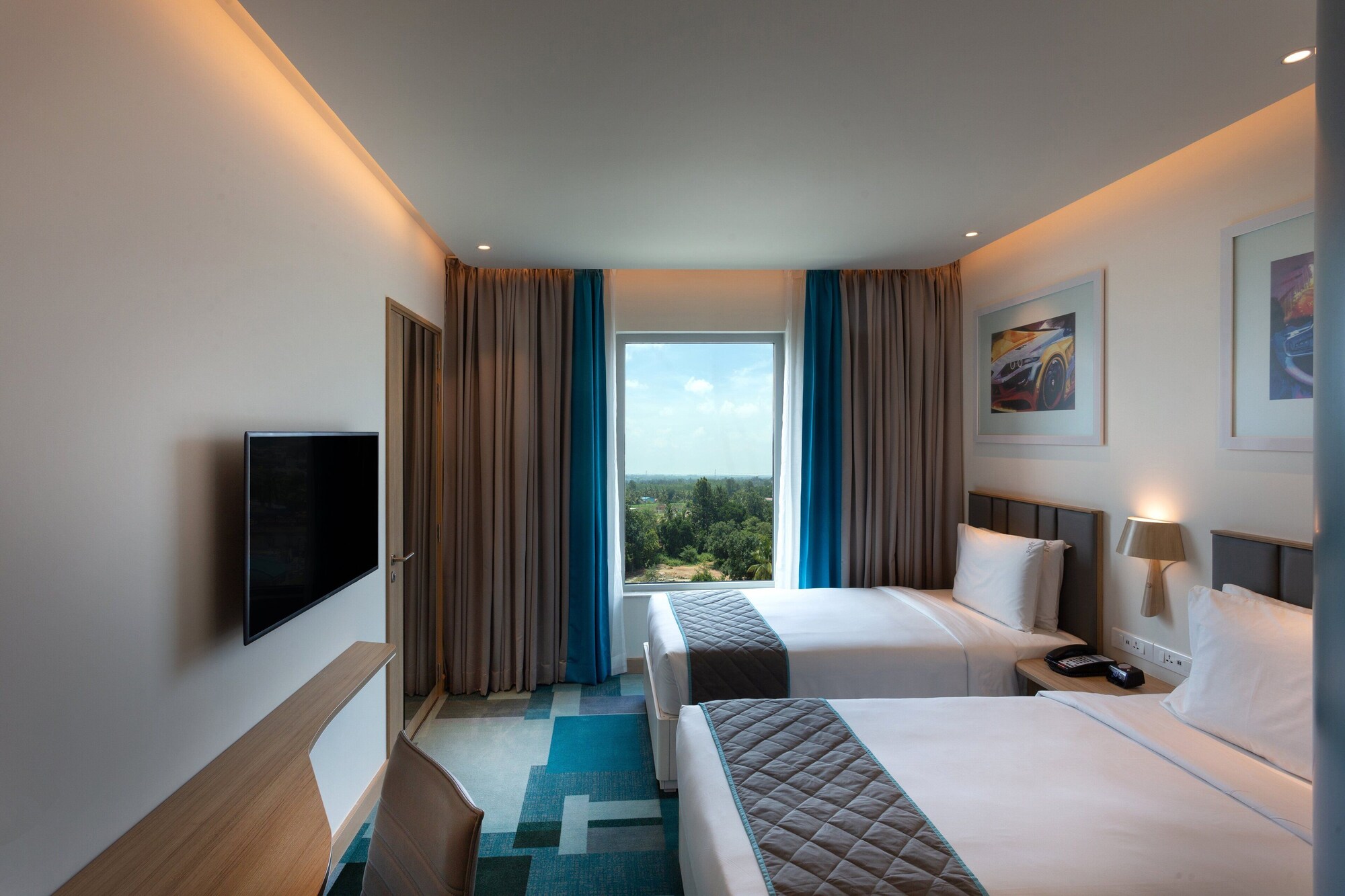 holiday inn express and suites bengaluru old madras road