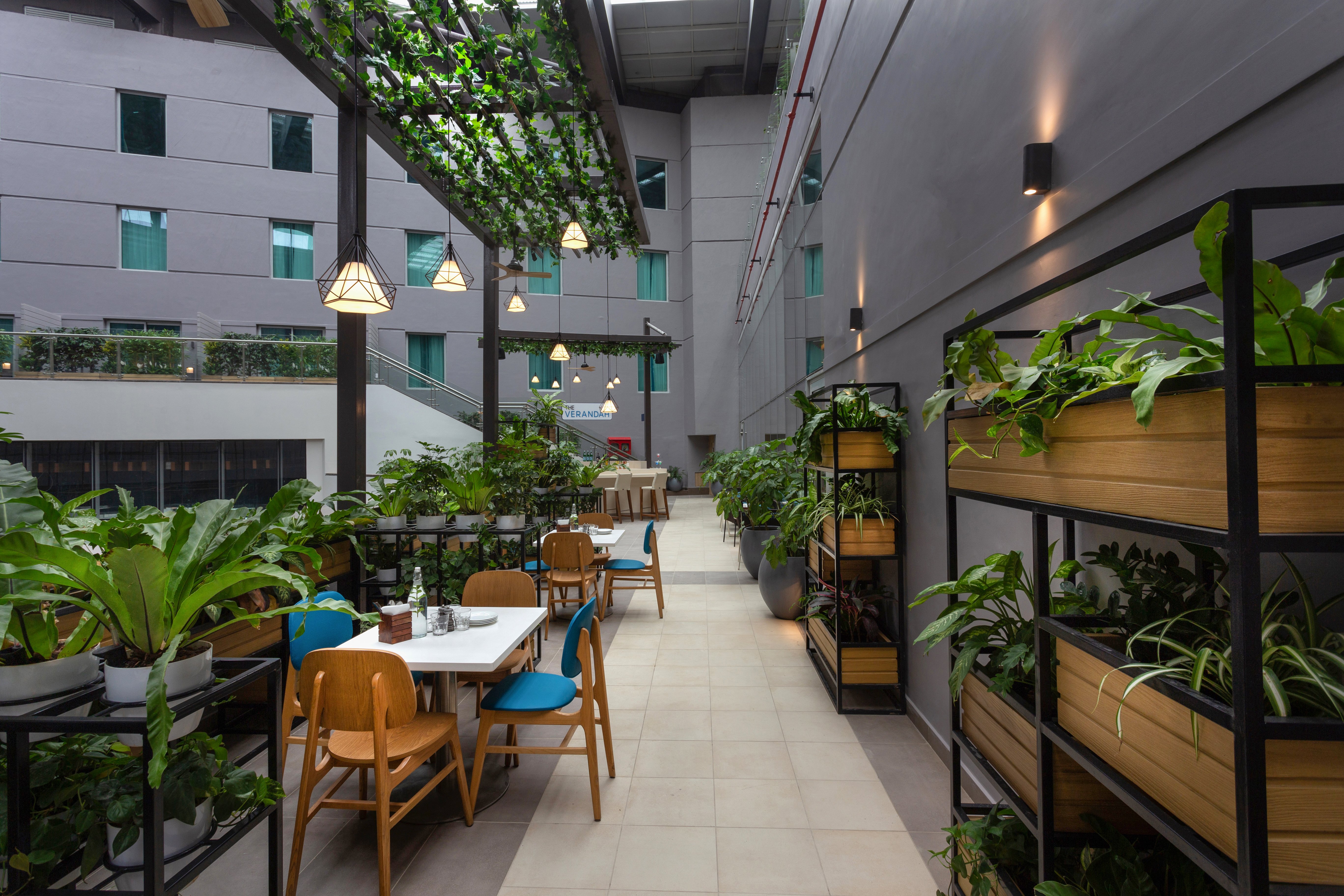holiday inn express and suites bengaluru old madras road
